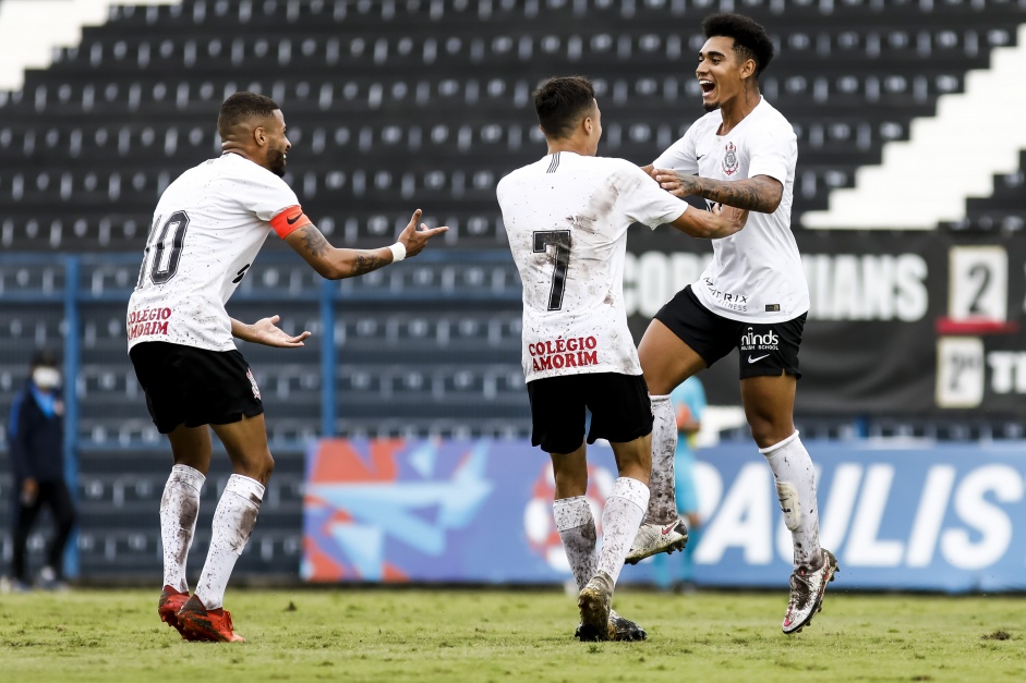 Du festeja gol do Corinthians contra o Santos, pelo Paulisto Sub-20