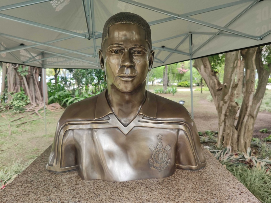 Busto de Marcelinho foi inaugurado nesta tera-feira