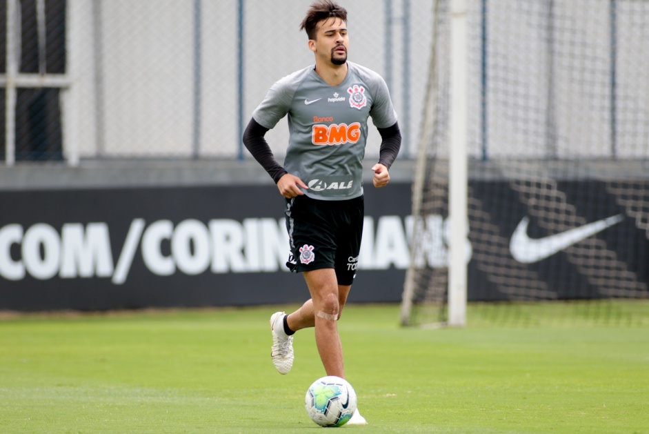 Zagueiro Léo Santos durante treino desta quarta-feira no CT Joaquim Grava