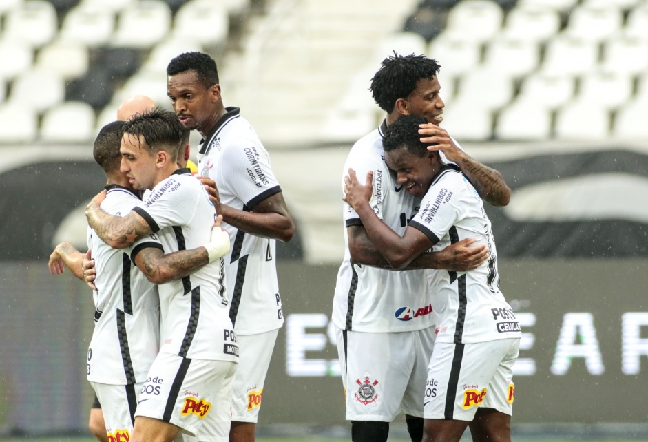 Cazares comemora com companheiros seu primeiro gol pelo Corinthians, marcado contra o Botafogo