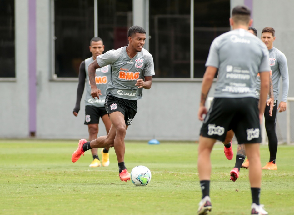 Lo Natel no ltimo treino antes do jogo contra o Botafogo