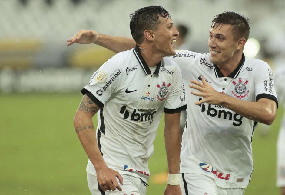 No final da partida, VItal marca o segundo do Corinthians contra o Botafogo