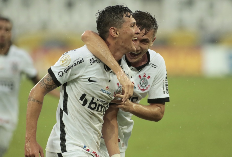 Vital marcou o segundo gol do Corinthians contra o Botafogo, no Engenho