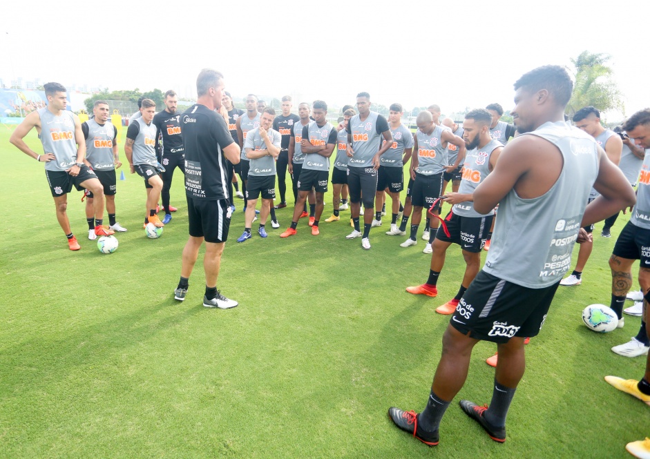 Mancini conversa com elenco no primeiro treino do Corinthians em 2021