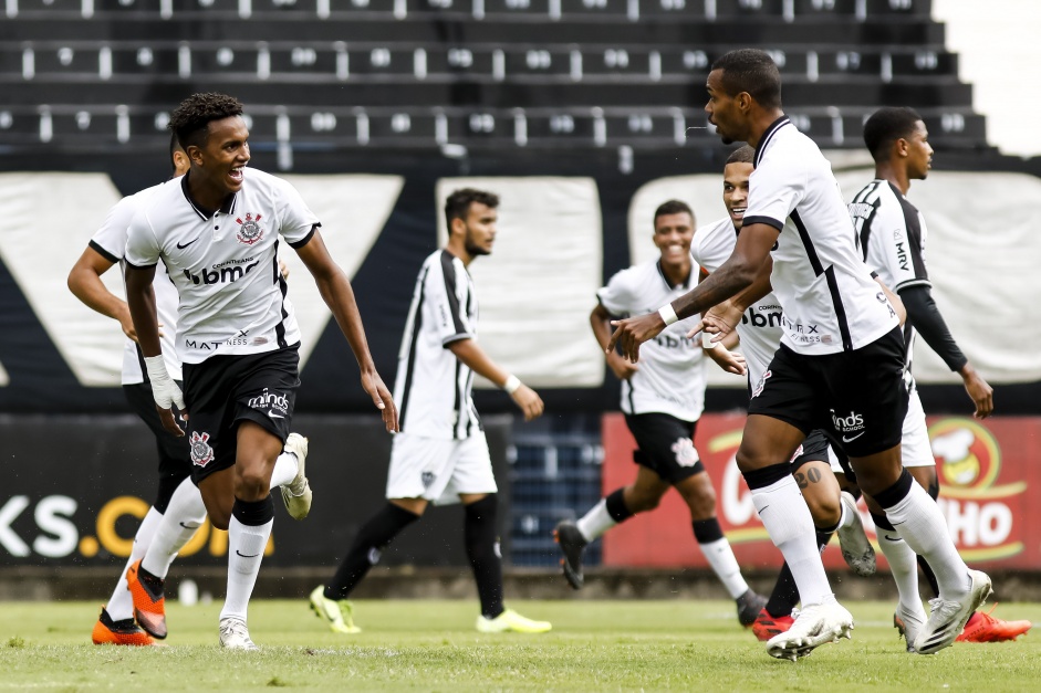 Cau e Lucas pires comemorando o gol do atacante contra o Atltico-MG