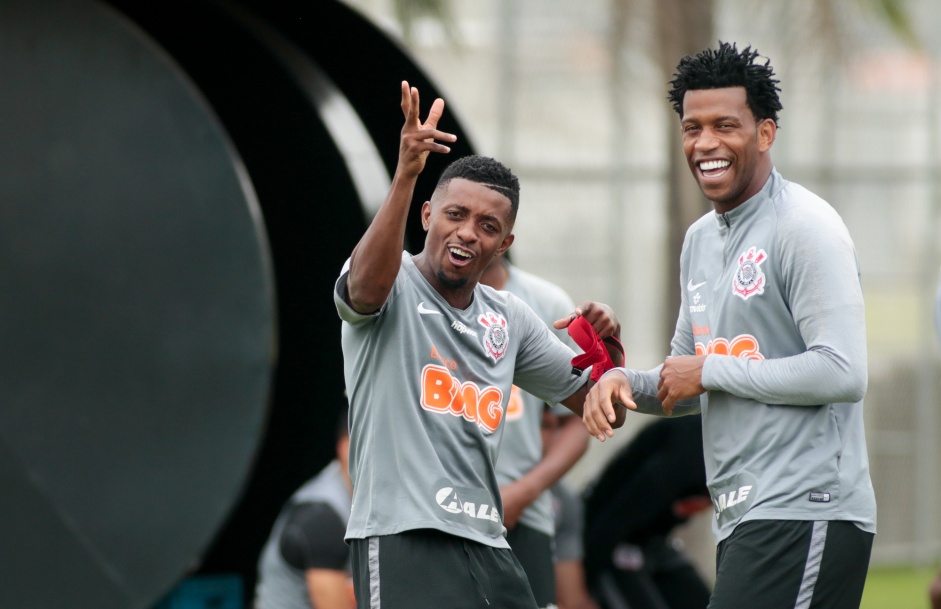 Cafu e Gil durante treinamento do Corinthians, no CT