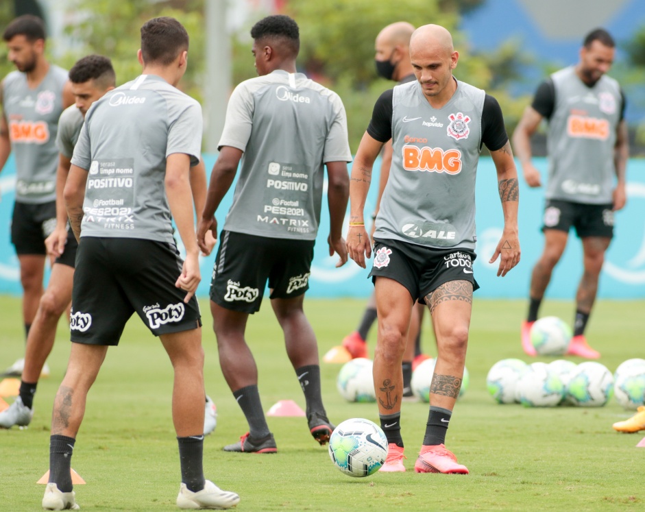 Fbio Santos e companheiros durante treinamento do Corinthians, no CT