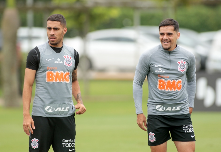 Gabriel e Fagner durante treinamento do Corinthians, no CT