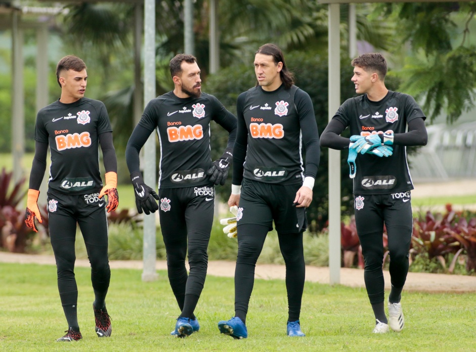 Goleiros do Corinthians durante treinamento do Corinthians, no CT