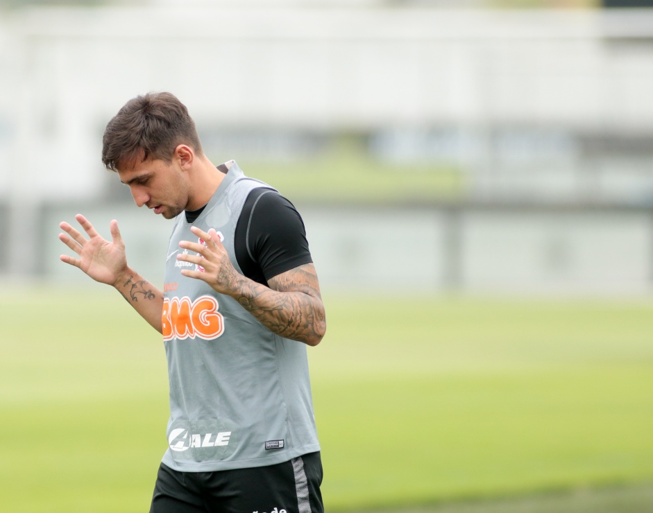 Gustavo Silva durante treinamento do Corinthians, no CT