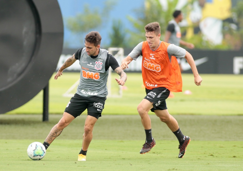 Gustavo Silva e Piton durante treinamento do Corinthians, no CT
