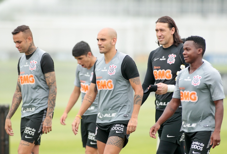 Luan e companheiros durante treinamento do Corinthians, no CT