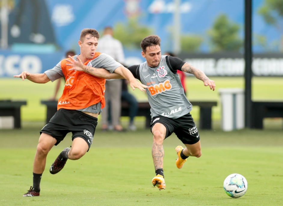 Lucas Piton e Gustavo Silva durante treinamento do Corinthians, no CT