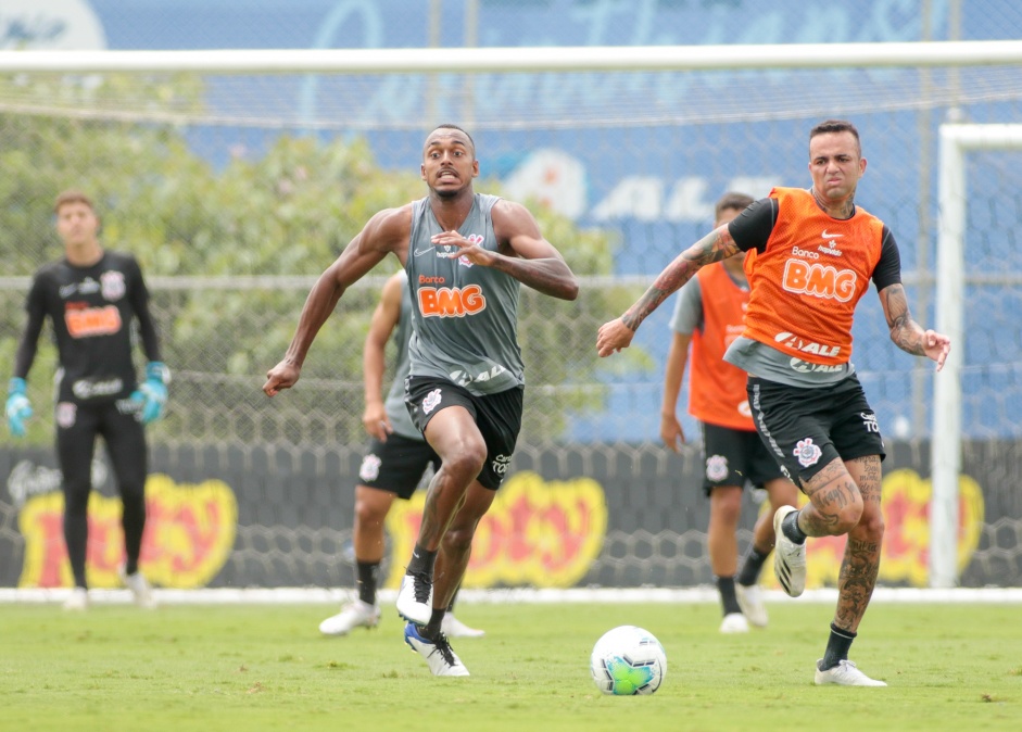 Raul Gustavo e Luan durante treinamento do Corinthians, no CT