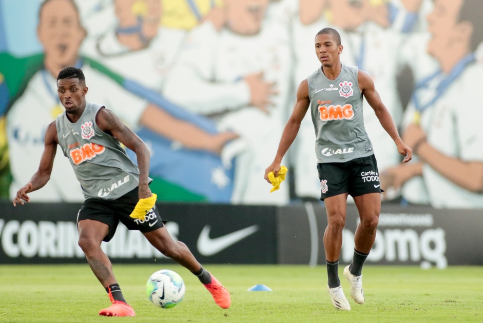 Cafu e Dav durante penltimo treino do Corinthians antes do jogo contra o Fluminense