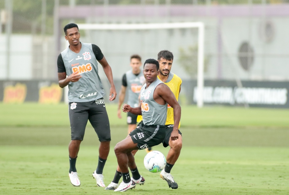 J, Cazares e Camacho durante penltimo treino do Corinthians antes do jogo contra o Fluminense