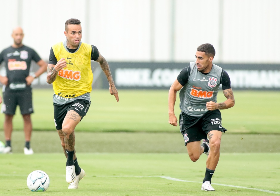 Luan e Gabriel durante penltimo treino do Corinthians antes do jogo contra o Fluminense