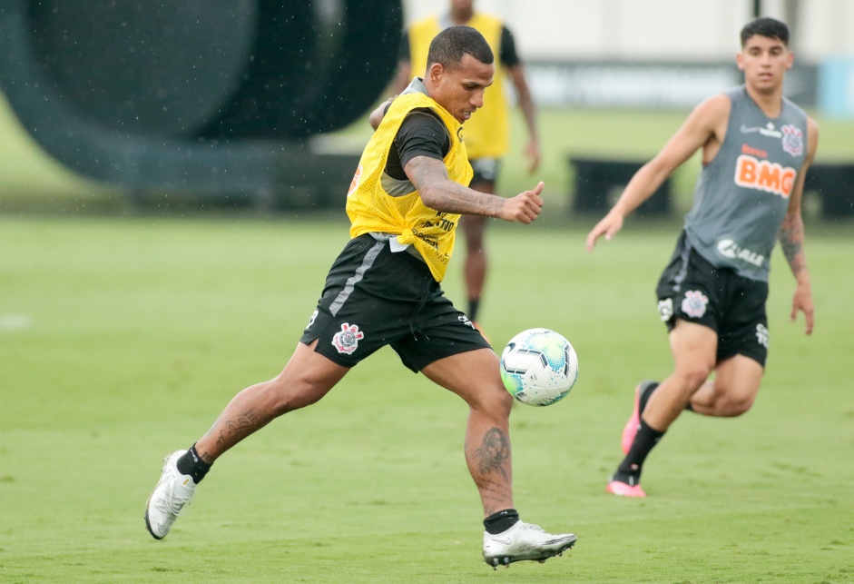 Otero e Araos durante penltimo treino do Corinthians antes do jogo contra o Fluminense
