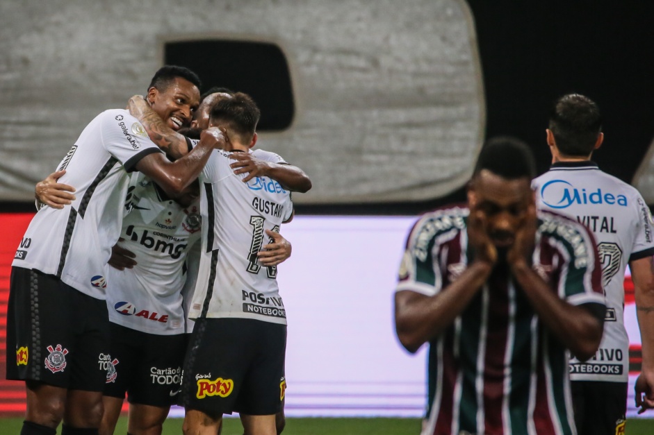 Elenco do Corinthians comemorando gol contra o Fluminense