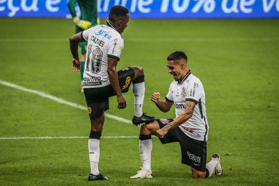 Cazares comemora segundo gol pelo Corinthians com volante Gabriel