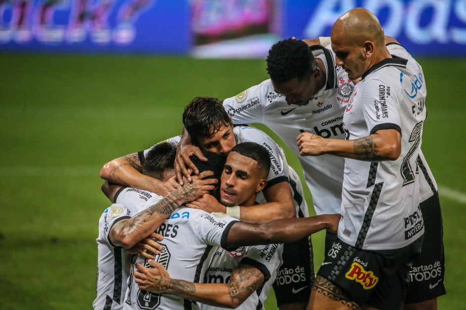 Jogadores do Corinthians comemoram gol contra o Fluminense