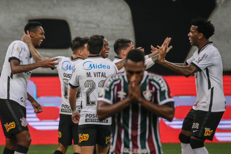 Jogadores do Timo na comemorao do gol de Fagner contra o Fluminense