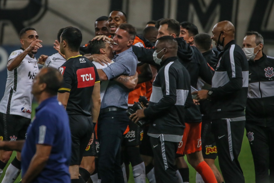 Vital abraçou Mancini com o restante do grupo na goleada contra o Fluminense