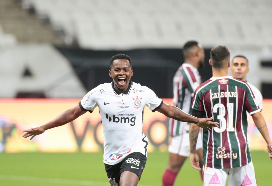Cazares comemorando gol no jogo contra o Fluminense