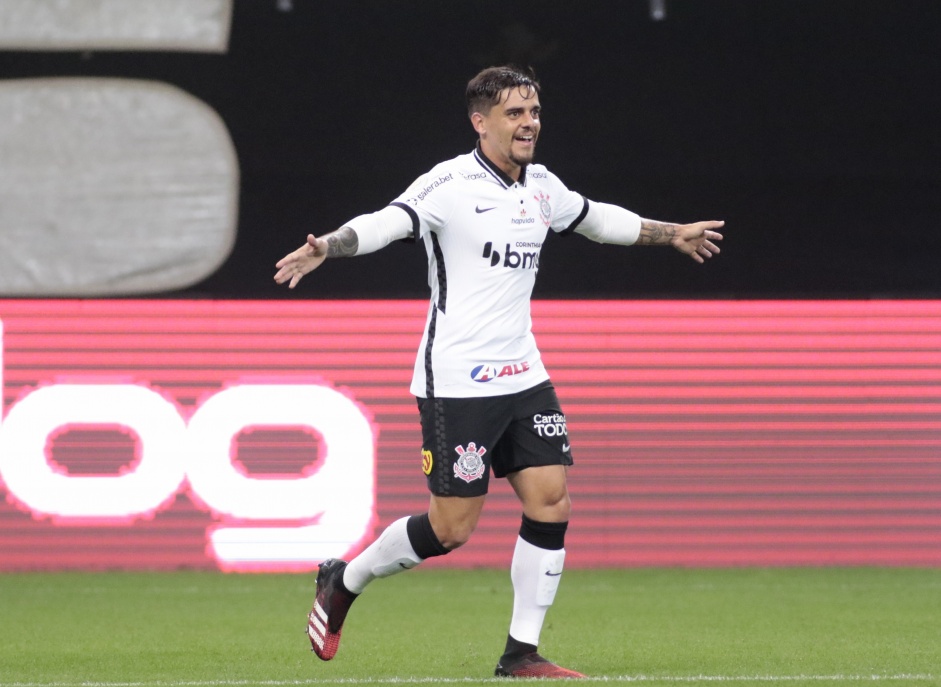 Fagner foi o autor do terceiro gol do Corinthians na goleada contra o Fluminense