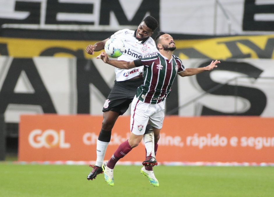 Jemerson em disputa de bola durante o jogo contra o Fluminense