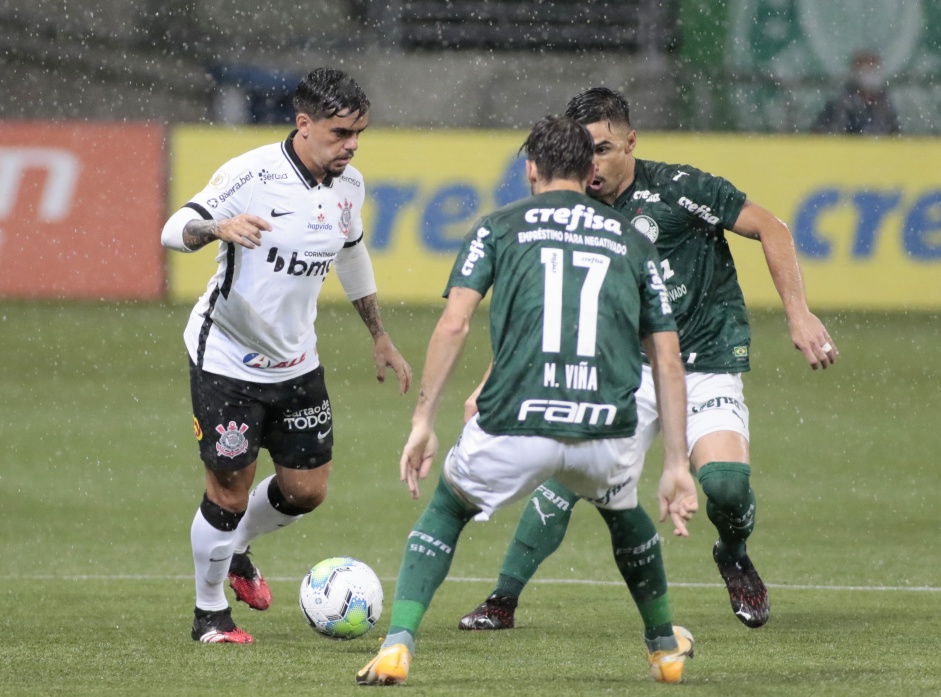 Fagner no duelo contra o Palmeiras, pelo Campeonato Brasileiro