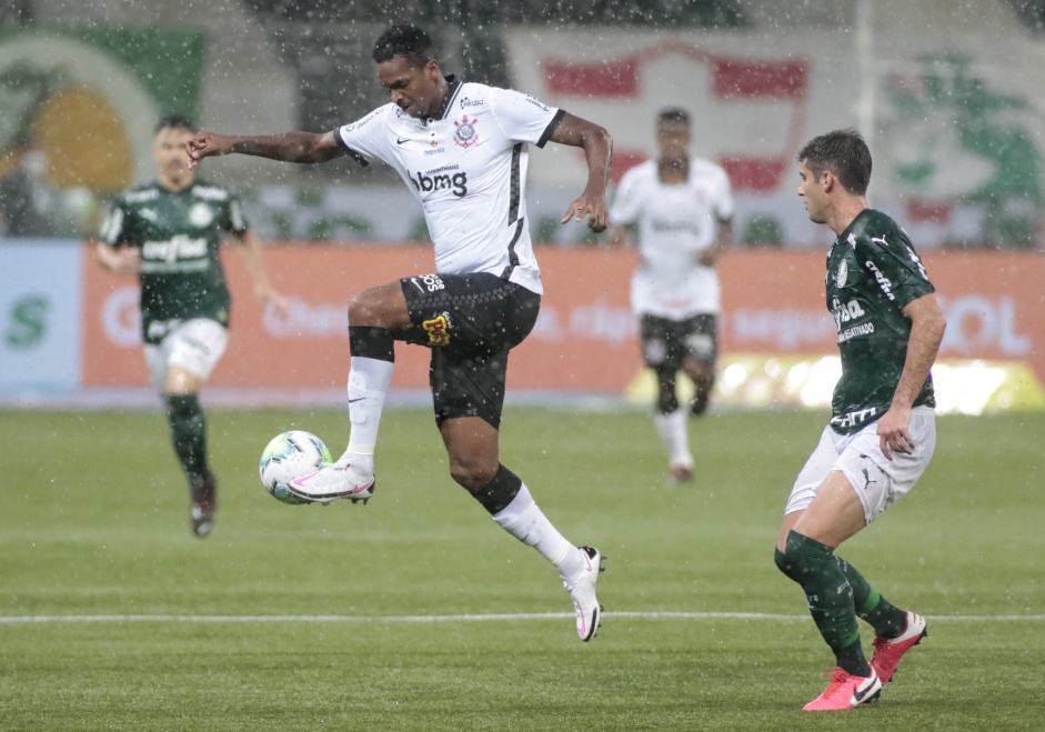 Atacante J no duelo contra o Palmeiras, pelo Campeonato Brasileiro