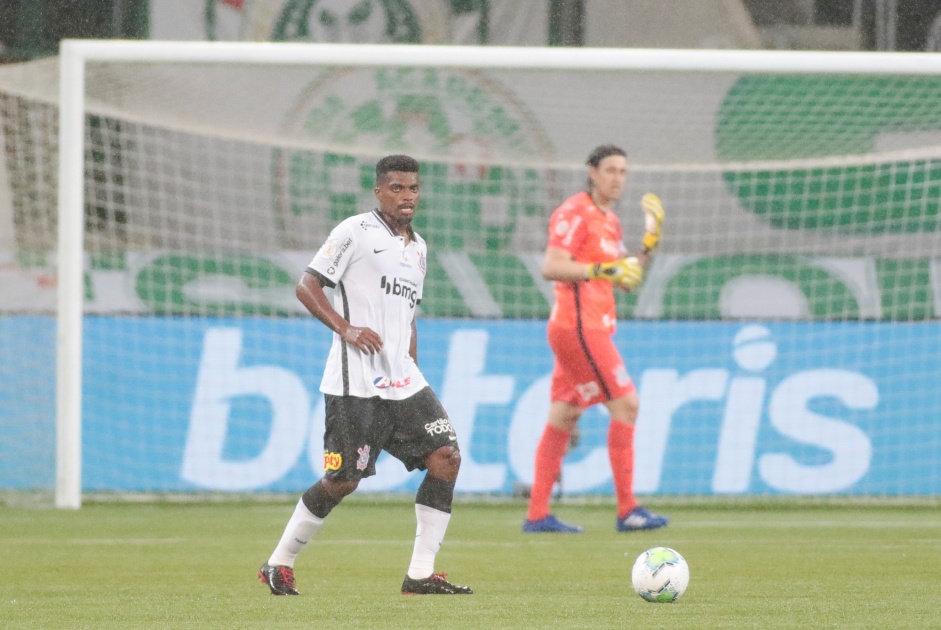 Jemerson esteve em campo na derrota por 4 a 0 para o arquirrival