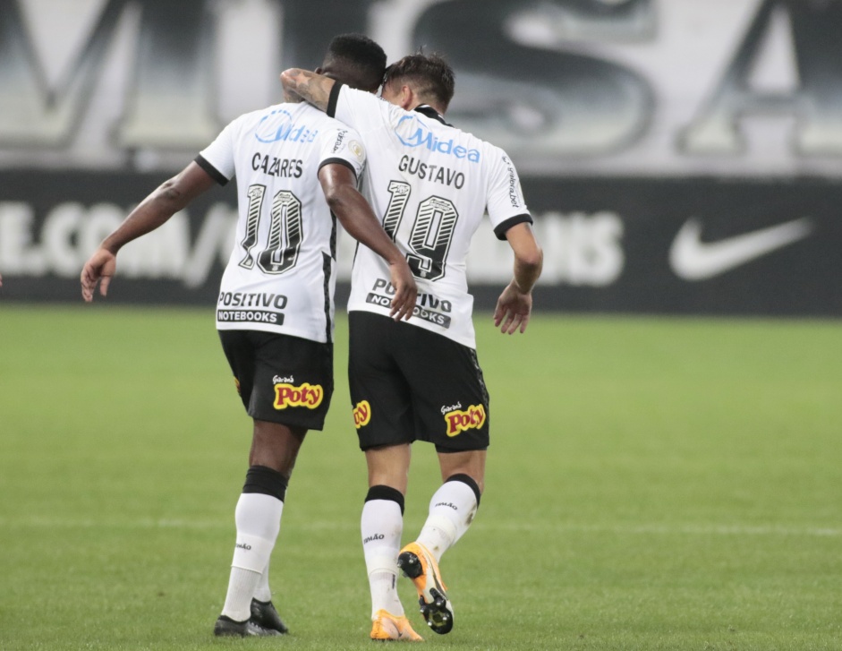 Cazares e Gustavo Silva durante partida contra o Sport, pelo Brasileirão, na Neo Química Arena