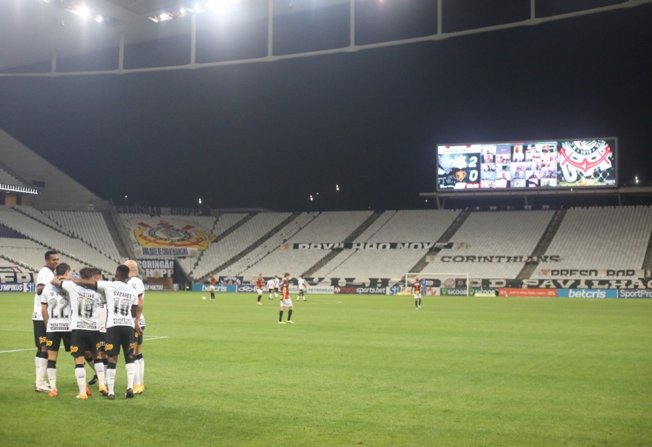 Elenco comemorando gol sobre o Sport, na Neo Química Arena, pelo Brasileirão