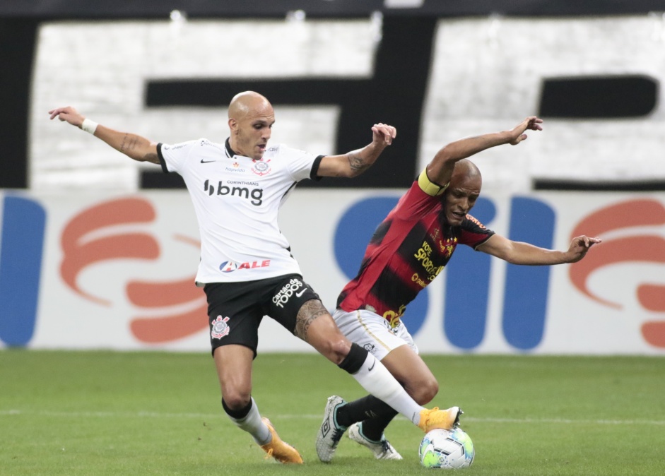 Fábio Santos foi um dos jogadores com bom desempenho em campo Fábio Santos foi um dos jogadores com bom desempenho em campo