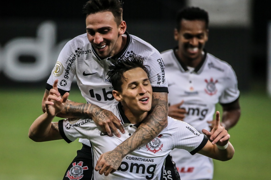 Gustavo e Mateus Vital comemorando o segundo tento do Corinthians, na Neo Química Arena