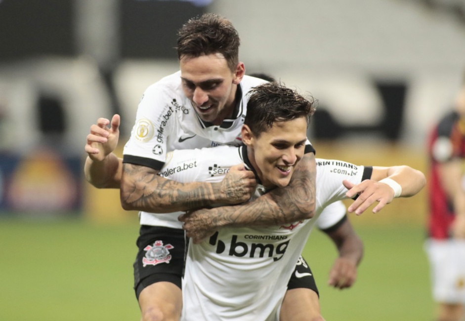 Gustavo e Mateus Vital comemorando o segundo gol do Corinthians, marcado pelo meia, contra o Sport