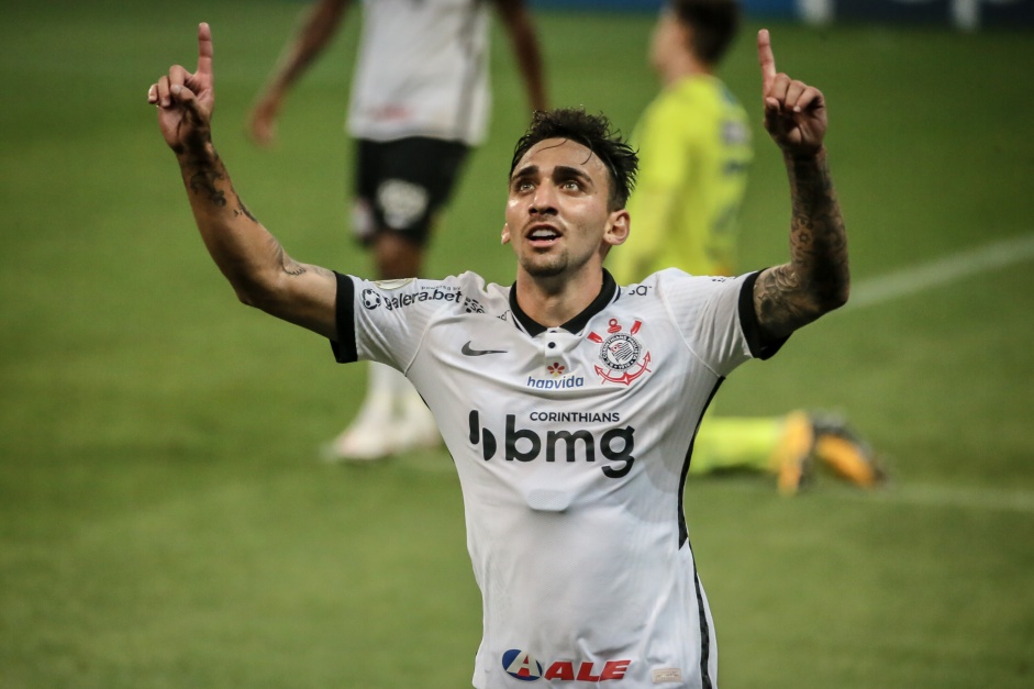 Gustavo Silva comemorando seu gol durante partida contra o Sport, pelo Brasileiro, na Arena