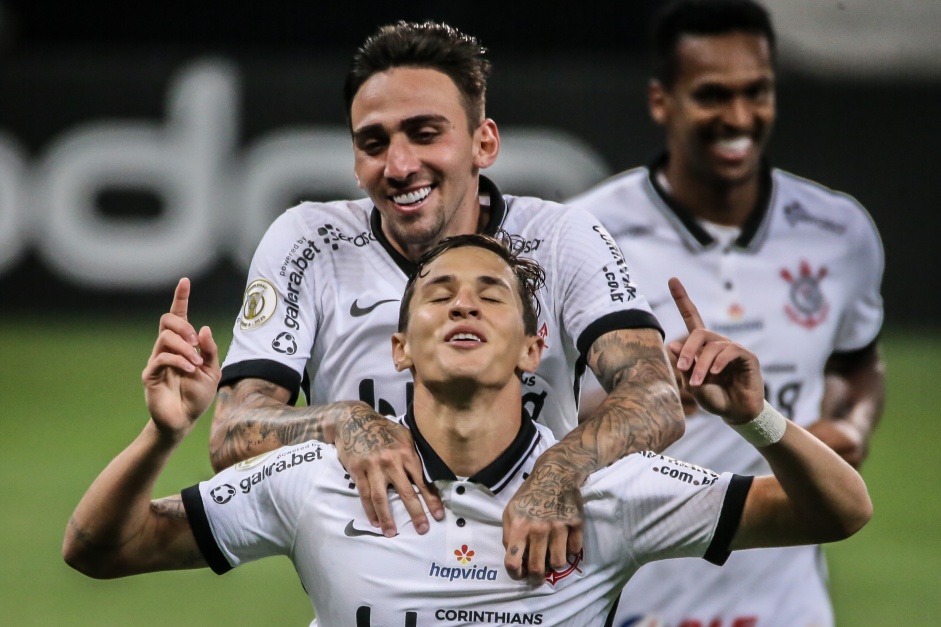 Gustavo Silva e Vital comemorando o segundo gol do Corinthians contra o Sport