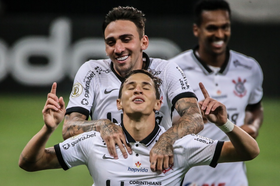 Gustavo Silva e Vital comemorando o segundo gol do Corinthians contra o Sport Gustavo Silva e Vital comemorando o segundo gol do Corinthians contra o Sport