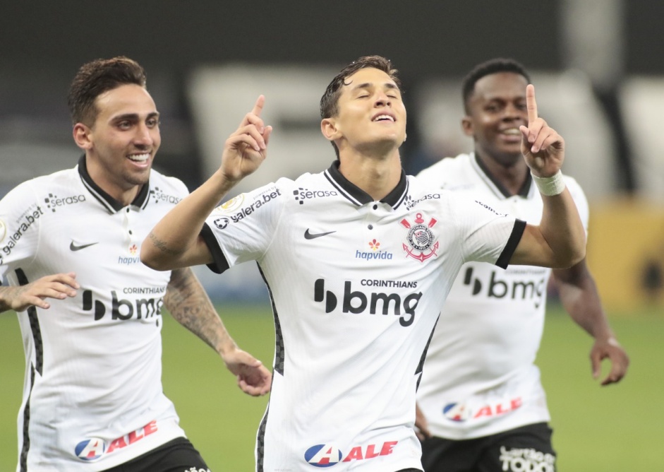 Gustavo, Vital e Cazares comemorando o segundo gol do Corinthians contra o Sport