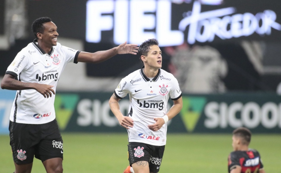 Jô comemora com Vital o segundo gol do Corinthians contra o Sport, pelo Brasileirão