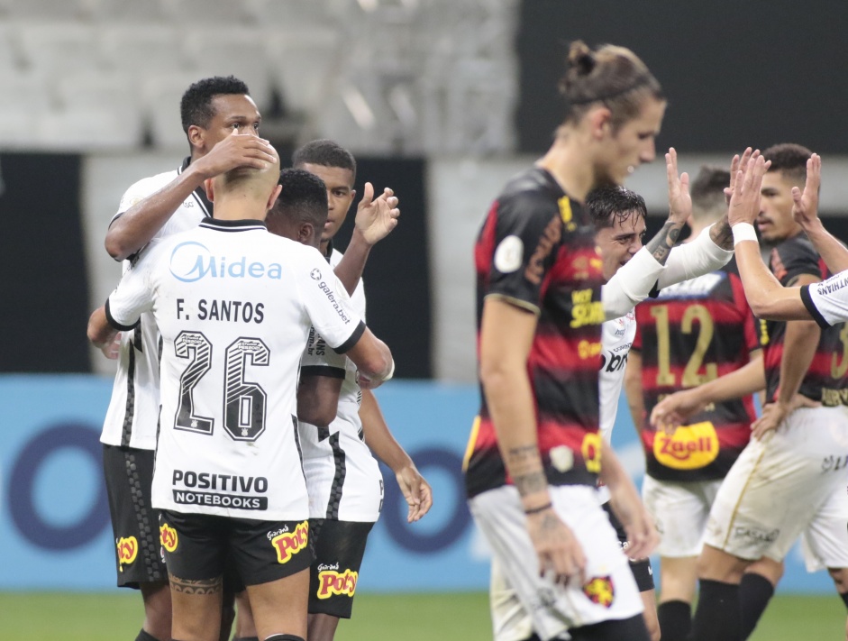 Jô comemorando seu gol contra o Sport, na Neo Química Arena
