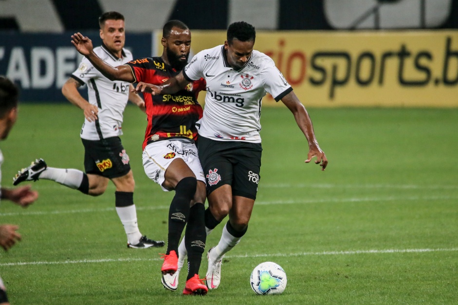 Jô durante partida contra o Sport, pelo Brasileirão, na Neo Química Arena