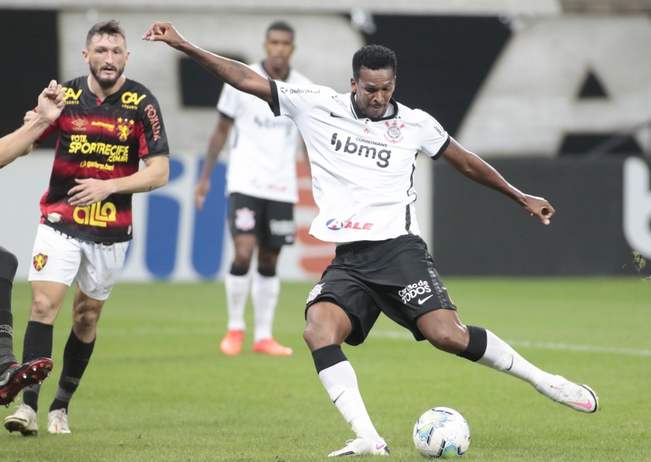 Jô marcou o terceiro gol do Corinthians contra o Sport, na Neo Química Arena, pelo Brasileirão