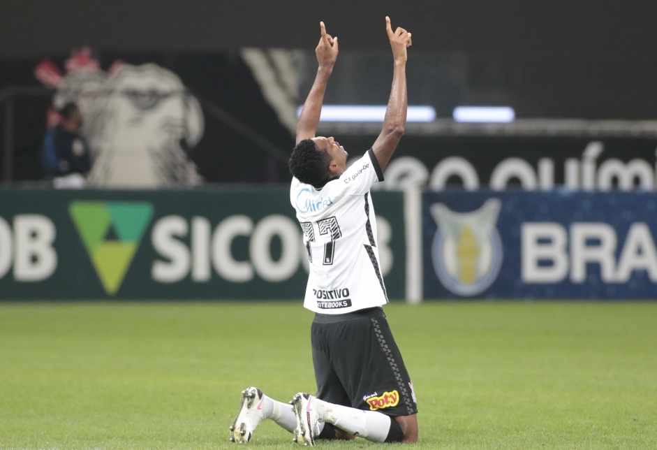 Jô marcou o terceiro gol do Corinthians diante o Sport, na Neo Química Arena, pelo Brasileirão