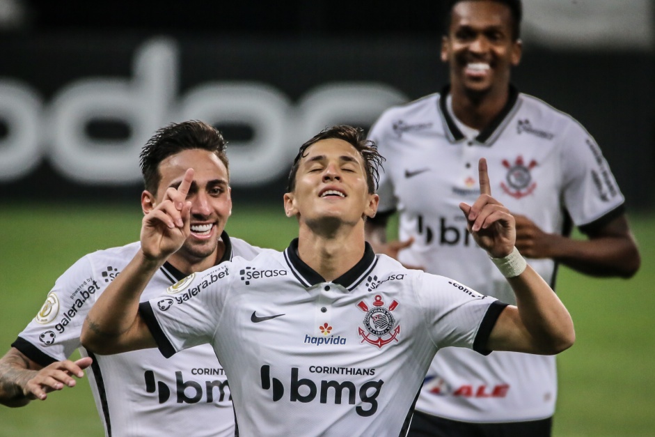 Mateus Vital acerta belo chute e marca o segundo gol do Corinthians contra o Sport, pelo Brasileiro