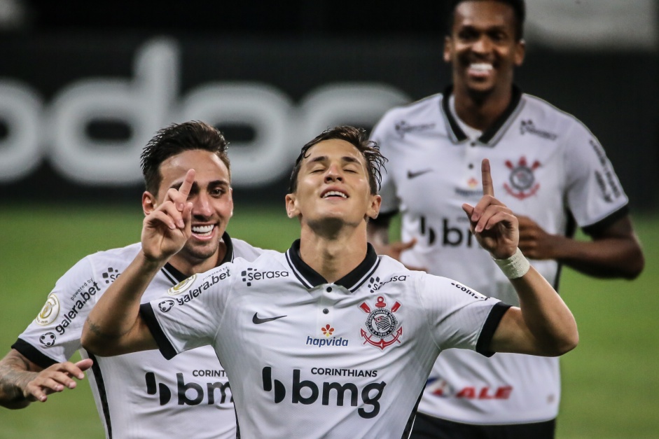 Mateus Vital acerta belo chute e marca o segundo gol do Corinthians contra o Sport, pelo Brasileirão