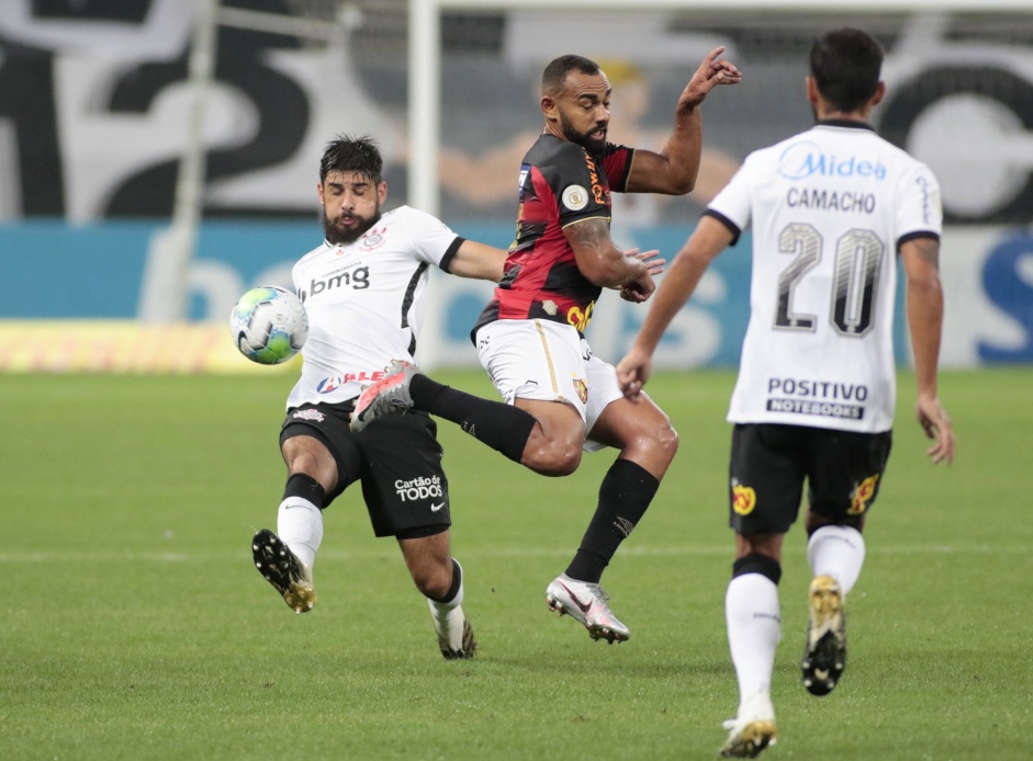 Mndez durante partida contra o Sport, pelo Brasileiro, na Neo Qumica Arena